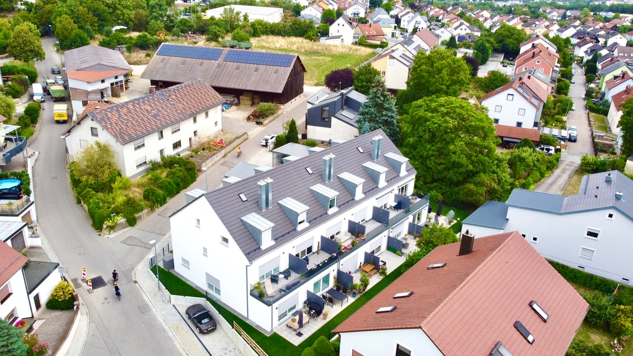 Luftaufnahme einer von OLYMP Haus realisierten Wohnanlage bei Regensburg